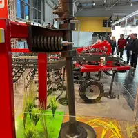 Le scalpeur Acticut de 4Disc est équipé de disques plats montés sur sécurité non-stop et qui sont mis en rotation par un moteur hydraulique