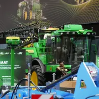 John Deere présente sur son stand un automoteur Mazzotti à ses couleurs.