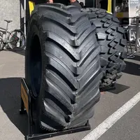 Les pneus pour chargeurs télescopiques Continental CompactMaster sont disponibles en deux profils : agraire et à pavés.