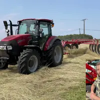 Florian Morel, éleveur à Plémet dans les Côtes d’Armor. "Case IH Farmall 100 C Advanced est un tracteur très maniable"