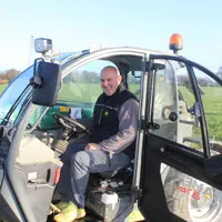 Gilles Lethiec, éleveur à Noyal-Muzillac dans le Morbihan. "Bien que compact, ce télescopique a une cabine spacieuse et des commandes regroupées sur l