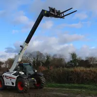 Le chargeur télescopique Bobcat TL 30.70 affiche une hauteur de levage de 6,70 mètres.