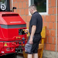 La chargeuse articulée compacte électrique Hoftrac 1390e de Weidemann dispose d'une autonomie de 5 h avec la grosse batterie.