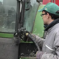 Agriculteur remplissant la cuve de GNR de son tracteur