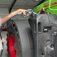 Agriculteur remplissant le réservoir de son tracteur de GNR