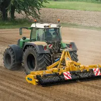 Herse rotative repliable DTEK Plus d'Alpego avec tracteur Fendt Vario