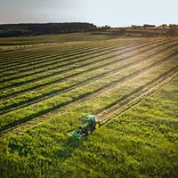 Les nouveaux tracteurs 5M de John Deere disposent d'un capot semi-plongeant.