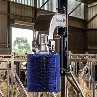 La brosse rotative pivotante SBB pour races à viande de DeLaval est montée sur un support en inox.