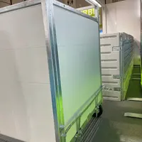 La case à veau Kerbl reçoit un système de levage par pic-botte associé à un mécanisme d’ouverture de la partie arrière, pour faciliter le nettoyage.