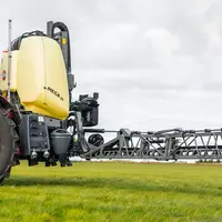 pulvérisateur porté Mega d'Hardi dans un champ
