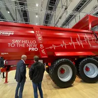Remorque rouge Krampe sur le salon Agritechnica