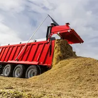 Remorque à fond poussant Krampe qui décharge du maïs ensilage
