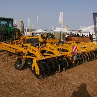 La version traînée du Smartplow dispose de quatre rangées de lames fissuratrices, au lieu de trois pour sur les portés.