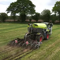Claas Xerion avec tonne à lisier Kaweco et strip-tiller à l'injection de digestat.