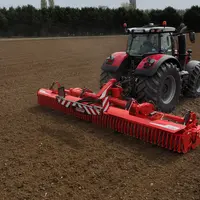 Herse rotative Maschio Gaspardo avec tracteur Massey Ferguson dans un champ