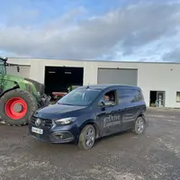 Mercedes eCitan près du Fendt Vario 930 de l'ETA Tual