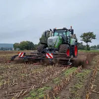 Rouleau Faca 6 m DA Landtecnik sur relevage avant de tracteur Fendt