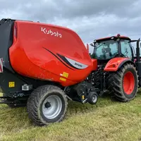 Presse à balles rondes à chambre variable Kubota BV6000 au champ.