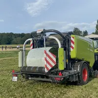 Presse enrubanneuse Claas Rollant 630 RC Uniwrap au travail
