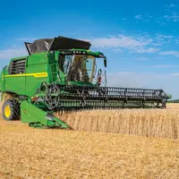 Moissonneuse-batteuse John Deere série T dans un champ de blé.
