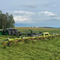 Faneuse traînée Claas Volto 1500 à châssis porteur attelée à tracteur robot AgXeed