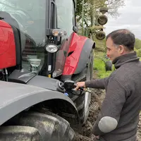 Agriculteur remplissant le réservoir de GNR de son tracteur