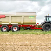 Benne monocoque Leboulch avec tracteur Valtra
