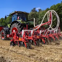 Strip-till Kverneland Kultistrip avec système de localisation de l'engrais attelé à un tracteur Claas