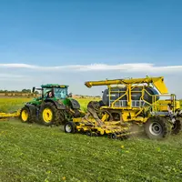Semoir de semis direct Directo NO 6000 de Bednar avec tracteur John Deere.