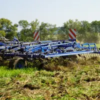 Le scalpeur Bio Allrounder 700 de Köckerling se compose de quatre rangées de dents et de trois rangées de herses peignes.