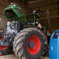 Rechargement gaz sur circuit de climatisation d'un tracteur Fendt