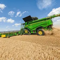 Moissonneuse-batteuse John Deere X9 1100 au travail