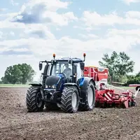 Tracteur Valtra dans un champ.