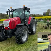 Tracteur McCormick X6.413 P6-Drive à l'andainage d'herbe.