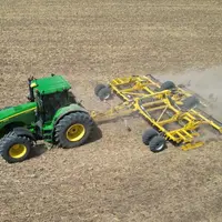 Vue de drone du déchaumeur à disques indépendants Bednar Swifterdisc XO 7500 Profi au travail avec tracteur John Deere 8330