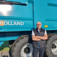 Hervé-Marie Pouliquen, directeur développement industriel chez Rolland, devant une benne monocoque Rolland