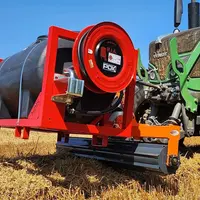Rouleau tasse-andain Roll Paille de Gam Agri Pièces attelé sur le relevage avant d'un tracteur Fendt