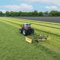 Andaineur monorotor traîné Krone  Swadro S 460 DB au champ avec tracteur Lindner