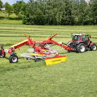 Les nouveaux andaineurs doubles à dépose latérale Pöttinger Top VT 6820 S et 7620 S gagnent en compacité et en maniabilité.