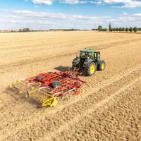 Scalpeur Plano VT 6060 de Pöttinger au travail avec tracteur John Deere