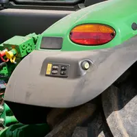 Les tracteurs John Deere 6M disposent de nouvelles commandes sur les ailes.