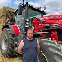 Tracteur Massey Ferguson MF 8S.305 de Damien Salley avec son salarié Nicolas Durel