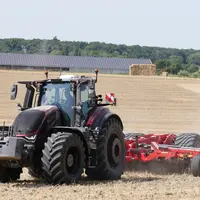 tracteur Valtra S416 déchaumeur à disques indépendants Grégoire Besson Occitan