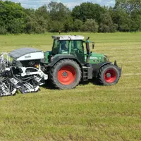 Semoir Boss d'Agrisem à deux rangées d'éléments semeurs et trémie embarquée attelé à un tracteur Fendt Vario