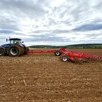 Déchaumeur à disques indépendants Horsch et tracteur New Holland