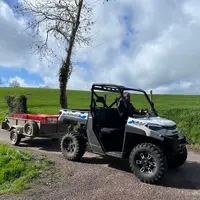 SSV Polaris Ranger Kinetic sur la route avec une petite remorque