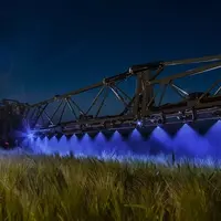 Eclairage de nuit avec la lumière bleue d'une rampe de pulvérisateur Hardi