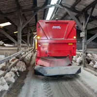 L'automate Jeantil R4D4 embarque 4 m3 de ration qu'il peut distribuer à gauche ou à droite à l'aide de son tapi