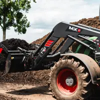 Chargeur frontal MX T400evo sur tracteur agricole Fendt 720 Vario