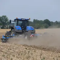 Tracteur agricole standard  275 ch New Holland Déchaumeur à disques indépendants Fieldbird Rabe
